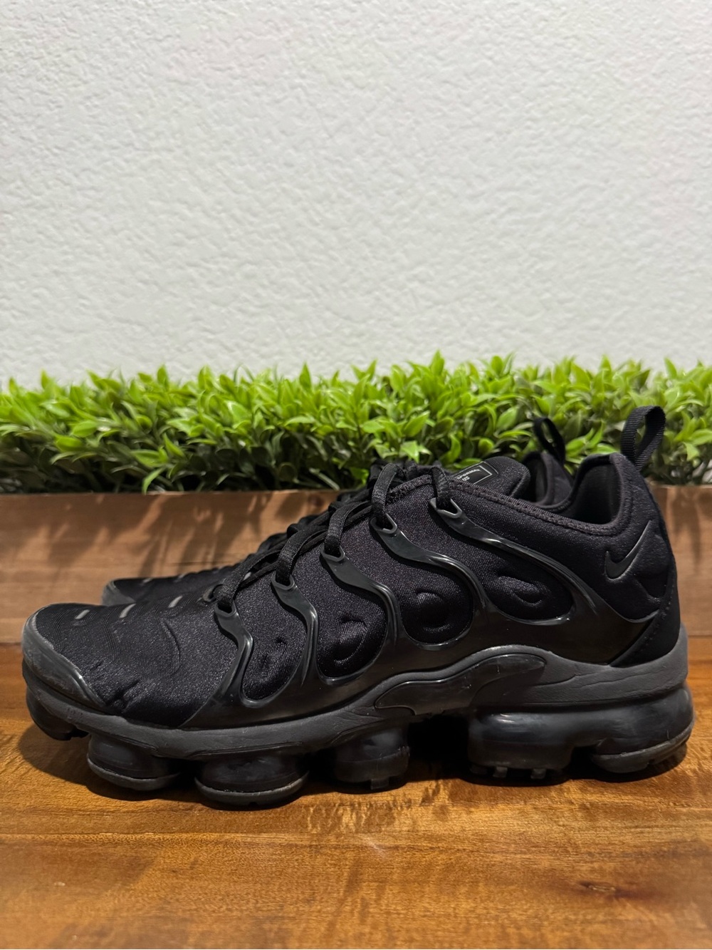 Nike Air VaporMax Plus Low Triple Black Running Shoes 924453-004 Mens Size 9.5 - Picture 2 of 11